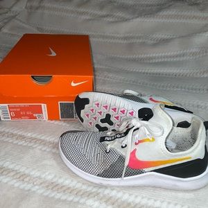 Women’s SZ 6 Nike TR8